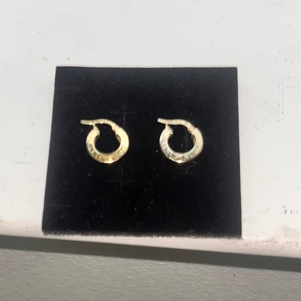 NWT 18k gold hoop snap closure earrings - Picture 7 of 17
